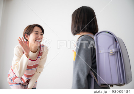 お母さんや学童や保育所のお見送りや出迎えのイメージ 98039484