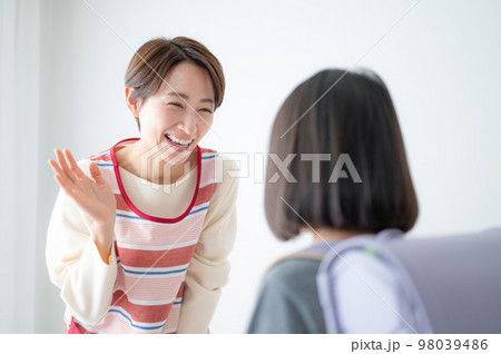 お母さんや学童や保育所のお見送りや出迎えのイメージ お母さんや学童や保育所のお見送りや出迎えのイメージ 98039486