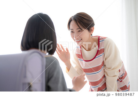 お母さんや学童や保育所のお見送りや出迎えのイメージ 98039487