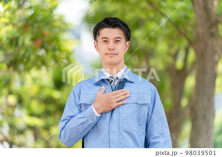 ビジネスイメージ　作業着の男性　 98039501