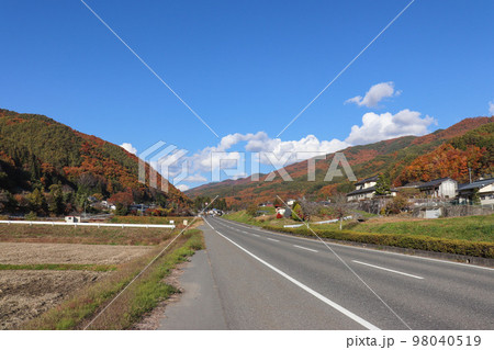 高遠スケッチ街道沿いの紅葉（長野県伊那市） 98040519