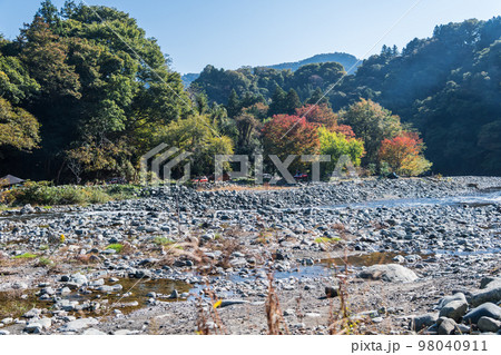 【オートキャンプ場沿いの道志川と紅葉】 98040911