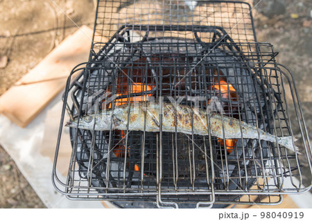 【オートキャンプ場で生サンマの塩焼き】 98040919