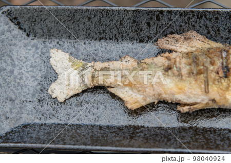 【オートキャンプ場で鮎の塩焼きの完成】 【オートキャンプ場で鮎の塩焼きの完成】 98040924