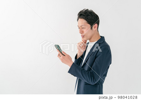男性　カジュアルビジネス　スマホ 98041028
