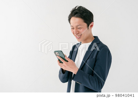 男性　カジュアルビジネス　スマホ 98041041