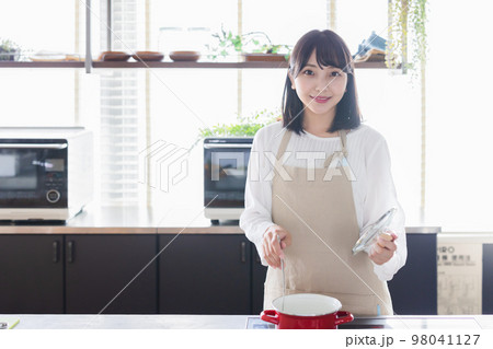 女性 料理 ライフスタイル 女性 料理 ライフスタイル 98041127