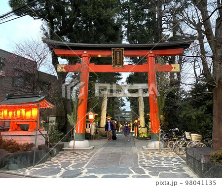 夕暮れどきの神社の鳥居【馬橋稲荷神社】(正面から) 98041135