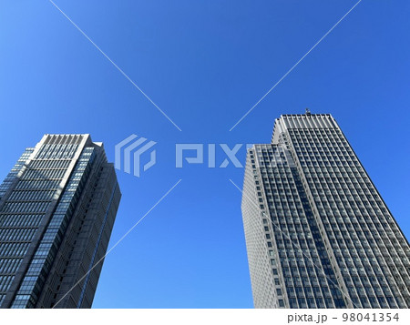 都会のビジネス街のビルと青空 98041354