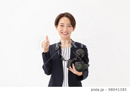カメラマン　白バック　女性　サムズアップ 98041385