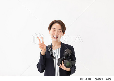 カメラマン　白バック　女性　ピース 98041389