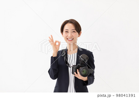 カメラマン　白バック　女性　OK 98041391