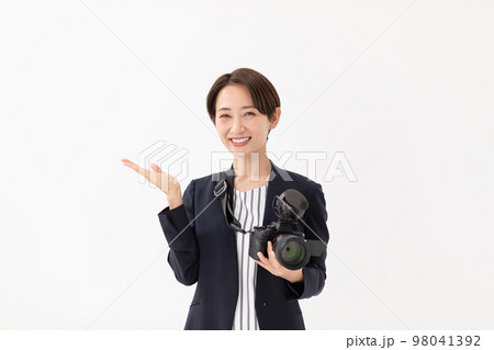 カメラマン 白バック 女性 手かざし カメラマン 白バック 女性 手かざし 98041392