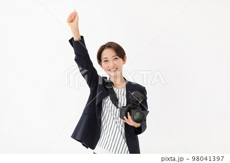 カメラマン 白バック 女性 ガッツポーズ カメラマン 白バック 女性 ガッツポーズ 98041397