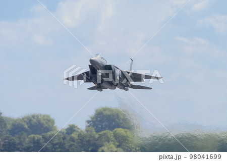 在欧アメリカ空軍F-15Eストライクイーグル離陸 98041699