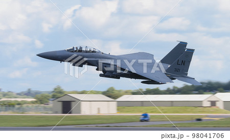 在欧アメリカ空軍F-15Eストライクイーグル離陸 98041706