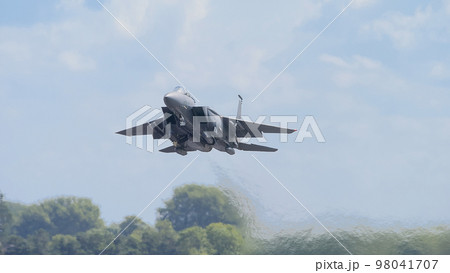 在欧アメリカ空軍F-15Eストライクイーグル離陸 98041707