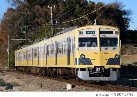 冬晴れの駿豆線をゆく伊豆箱根鉄道1300系 98041748