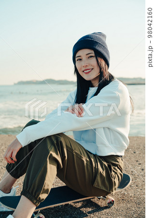 海近で暮らす女性のライフスタイル 98042160