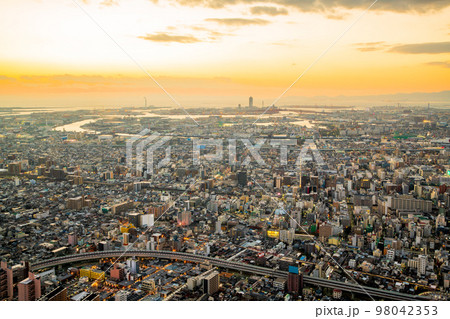 大阪　あべのハルカスからの夕景夜景 98042353