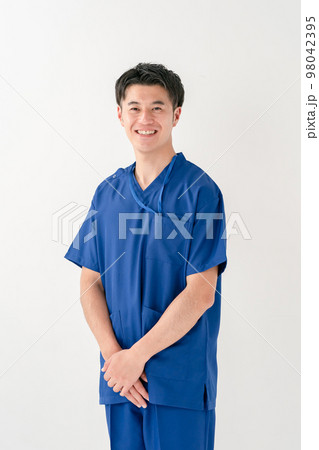 医療イメージ　男性　医師　スクラブ 98042395