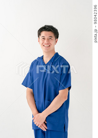 医療イメージ 男性 医師 スクラブ 医療イメージ 男性 医師 スクラブ 98042396