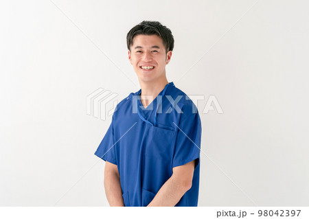 医療イメージ　男性　医師　スクラブ 98042397