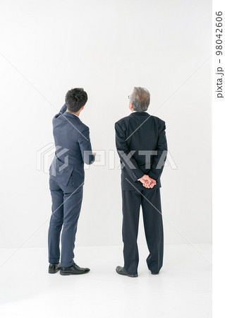 ビジネスイメージ　商談　後ろ姿 98042606