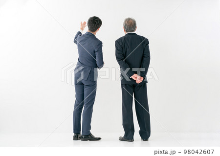 ビジネスイメージ　商談　後ろ姿 98042607