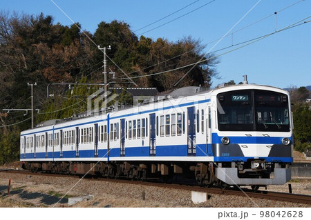 冬晴れの駿豆線をゆく伊豆箱根鉄道1300系 98042628