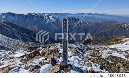 日本三百名山 初冬の上州朝日岳 山頂標識 98043058