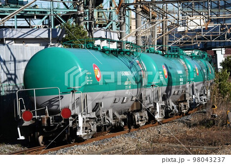 京浜工業地帯をゆくタキ1000形貨車 98043237