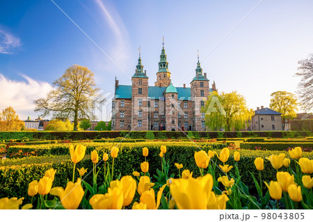 Rosenborg Castle Gardens in Copenhagen, Denmark 98043805