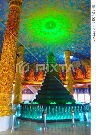 エメラルド色に輝くガラスの仏塔のあるワット・パクナム エメラルド色に輝くガラスの仏塔のあるワット・パクナム 98043949