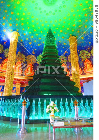 エメラルド色に輝くガラスの仏塔のあるワット・パクナム エメラルド色に輝くガラスの仏塔のあるワット・パクナム 98043958
