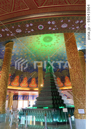 エメラルド色に輝くガラスの仏塔のあるワット・パクナム エメラルド色に輝くガラスの仏塔のあるワット・パクナム 98043964