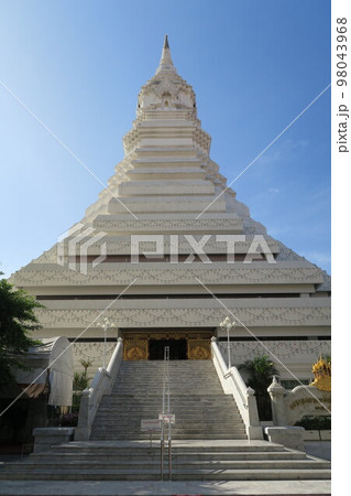 エメラルド色に輝くガラスの仏塔のあるワット・パクナム エメラルド色に輝くガラスの仏塔のあるワット・パクナム 98043968