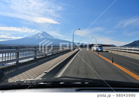 河口湖大橋から望む雪化粧した富士山（走行中撮影） 98043990