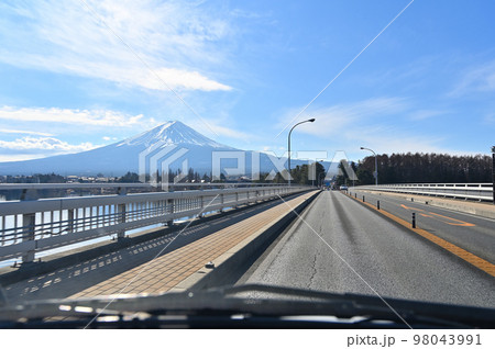 河口湖大橋から望む雪化粧した富士山（走行中撮影） 98043991