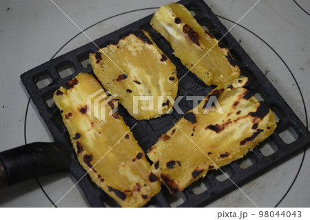 餅焼きグリルで焼く干しいも 98044043