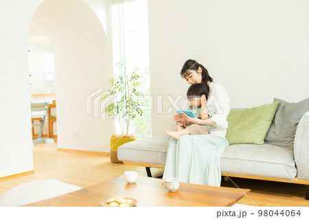 2歳の男の子とスマホで動画を見る母親 98044064