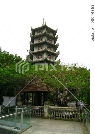 ダナン郊外にある五行山(マーブルマウンテン)のサーロイ塔 ダナン郊外にある五行山(マーブルマウンテン)のサーロイ塔 98044365