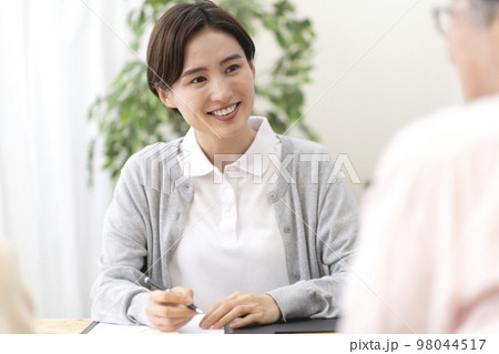 介護保険認定調査するケアマネージャー 介護支援専門員 介護保険認定調査するケアマネージャー 介護支援専門員 98044517