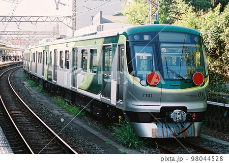 逗子から車両基地へ輸送される東急電鉄7000系 98044528