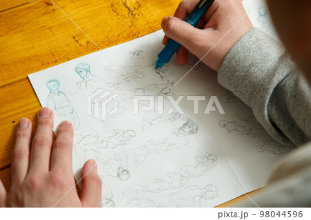 絵の練習をしている人の手元 98044596