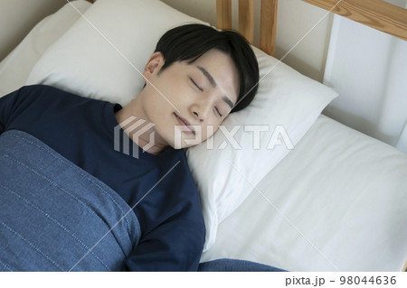 若い男性の寝顔 98044636