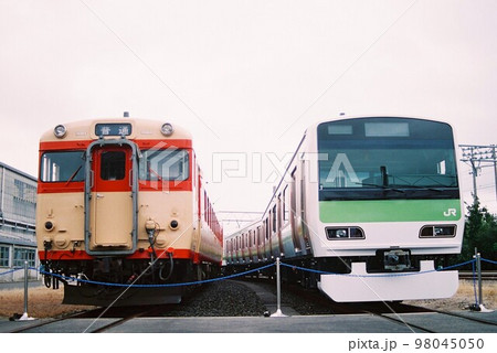 車両工場で並ぶキハ58系ディーゼルカーとE231系500番台 車両工場で並ぶキハ58系ディーゼルカーとE231系500番台 98045050