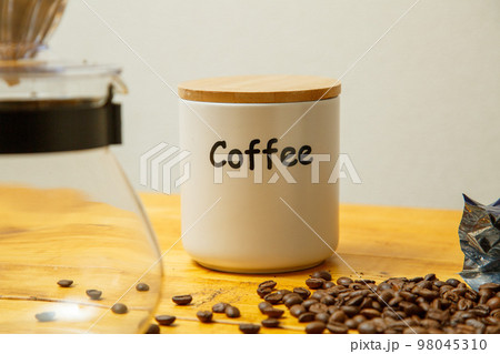 テーブルに置かれたコーヒーセット テーブルに置かれたコーヒーセット 98045310
