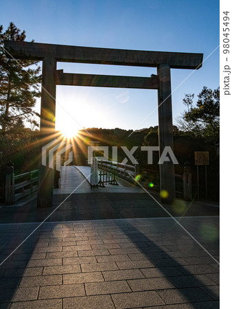 伊勢神宮　宇治橋日の出 98045494