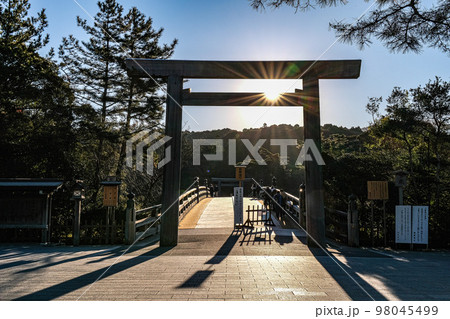 伊勢神宮　宇治橋日の出 98045499